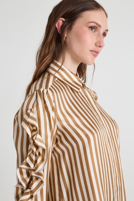 Vestido con volantes en las mangas