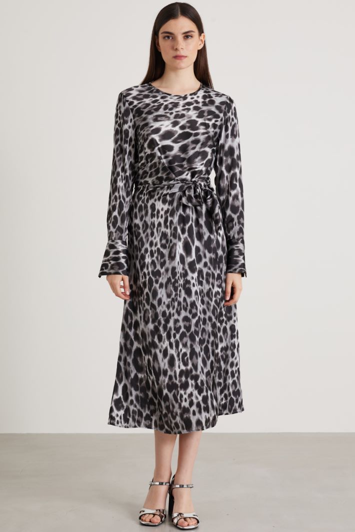 Patterned satin midi dress Intrend - 2