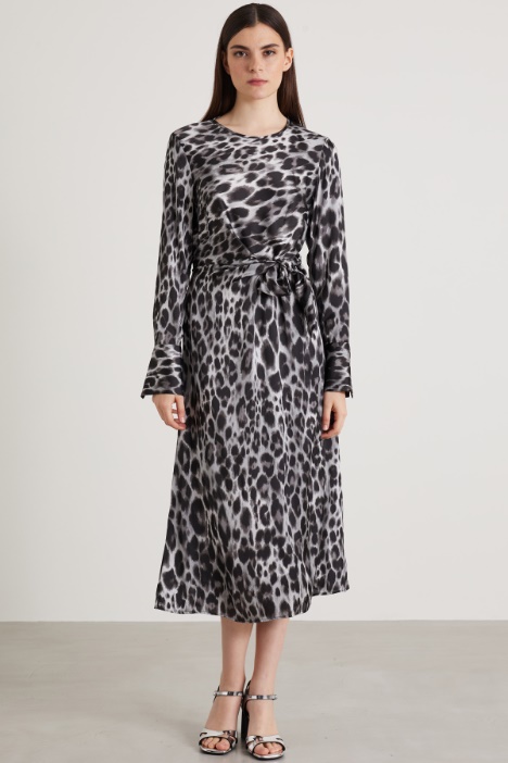 Abito midi in raso a fantasia