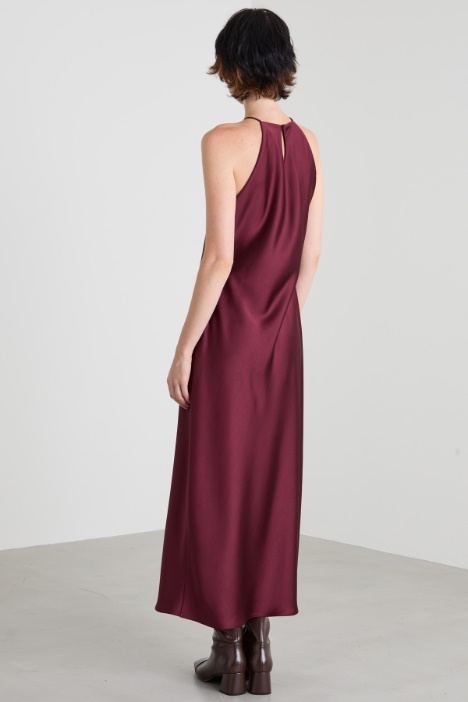 Abito lungo con scollo all'americana