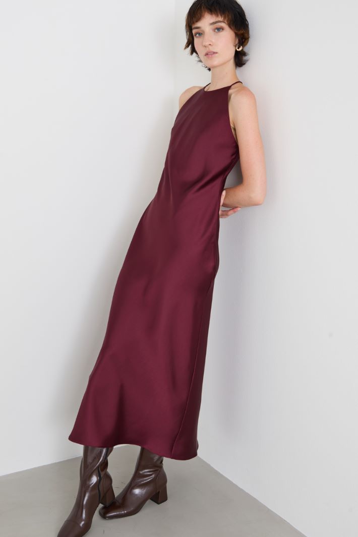 Vestido largo con escote halter Intrend - 2