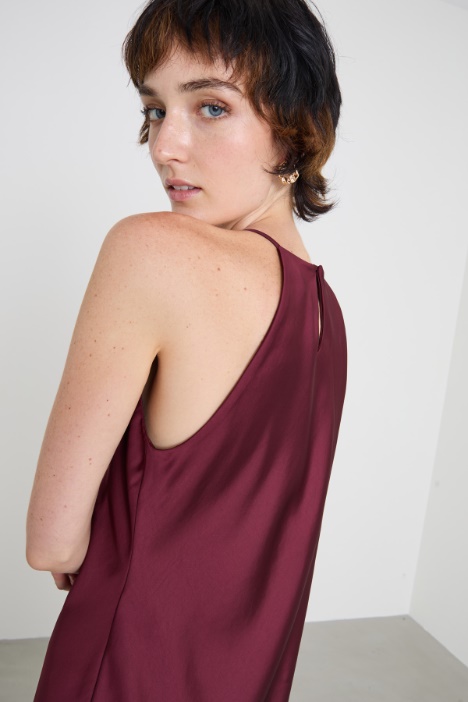 Abito lungo con scollo all'americana