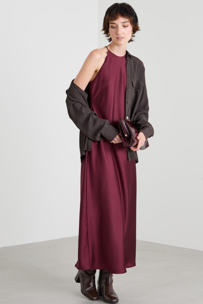 Vestido largo con escote halter Intrend