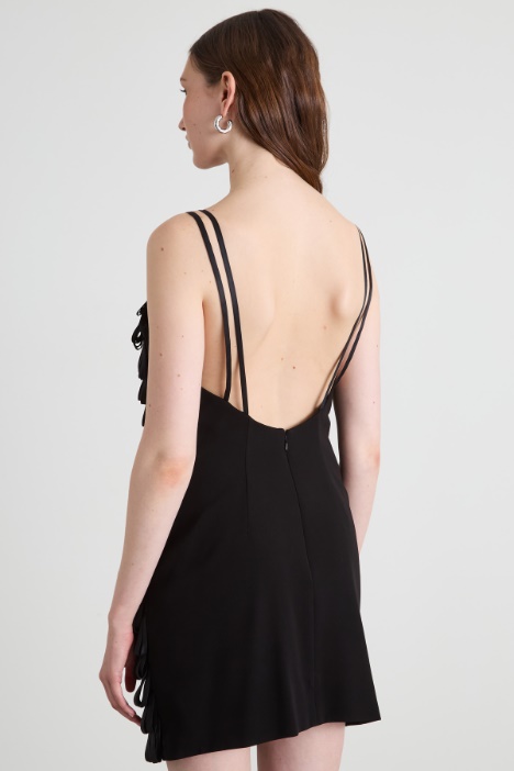 Vestido con cintas bordadas