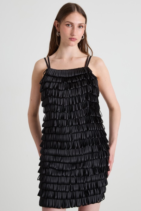 Vestido con cintas bordadas