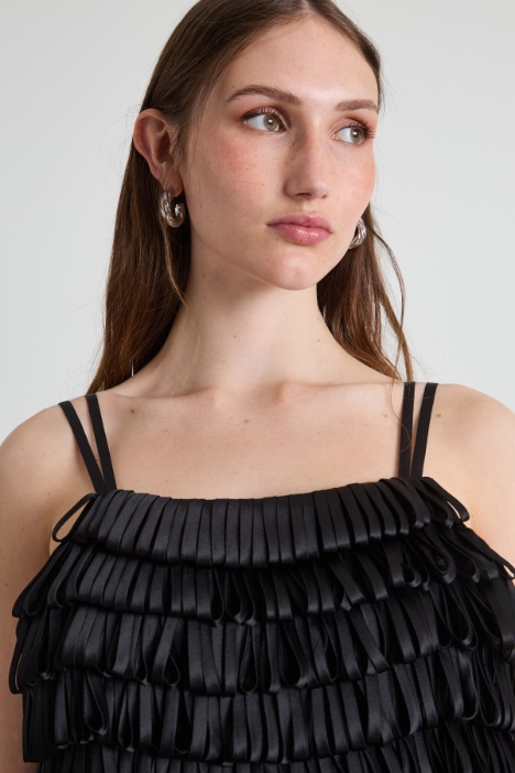 Vestido con cintas bordadas