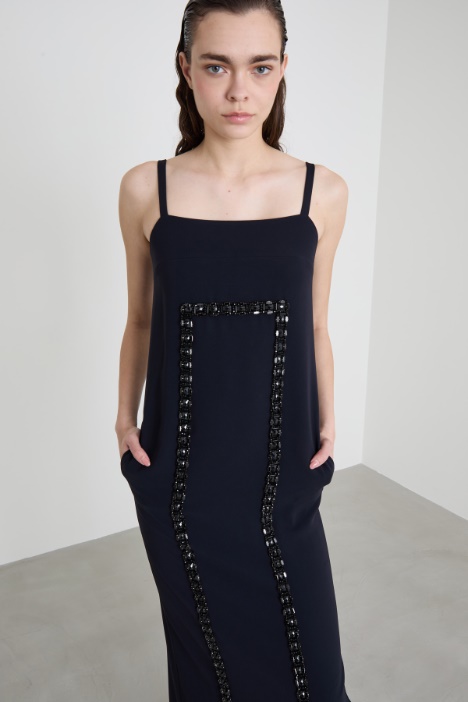 Abito lungo con cristalli