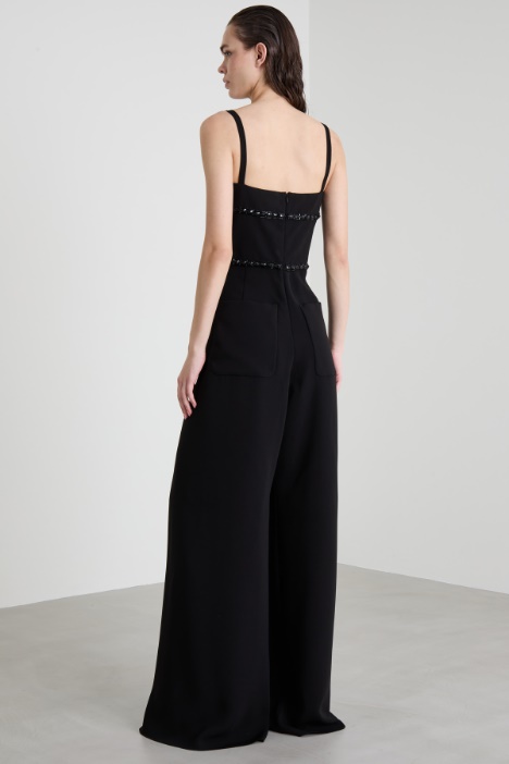 Mono con piedras bordadas