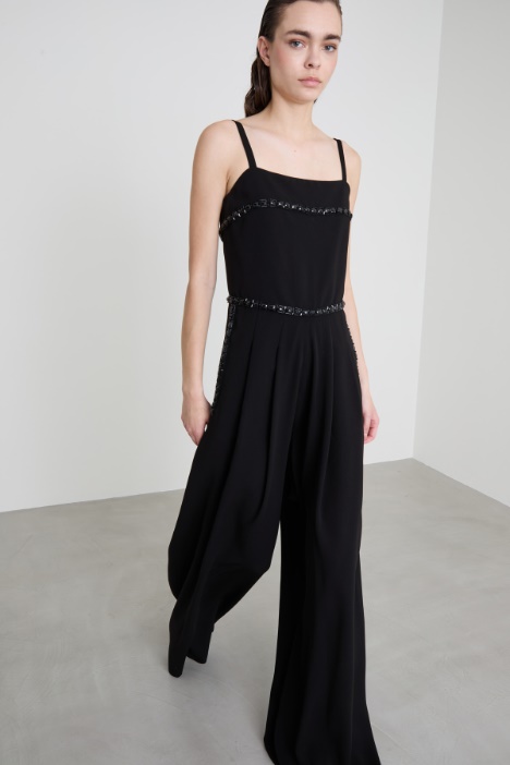 Mono con piedras bordadas