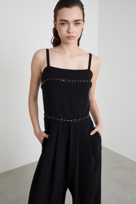 Mono con piedras bordadas