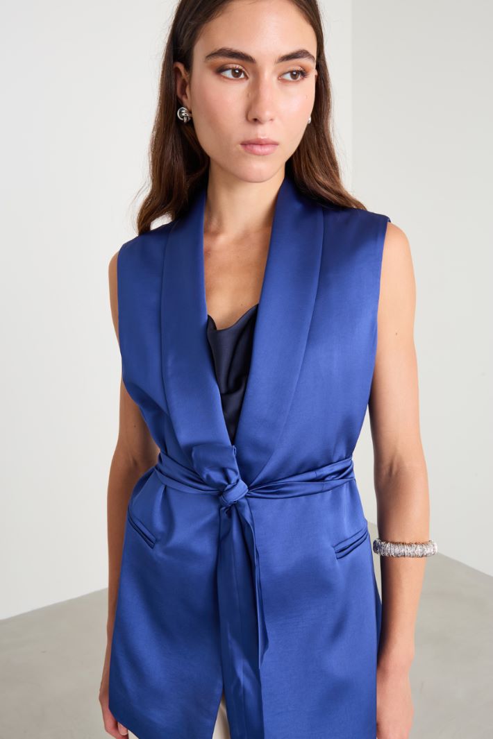 Satin gilet with sash Intrend - 4