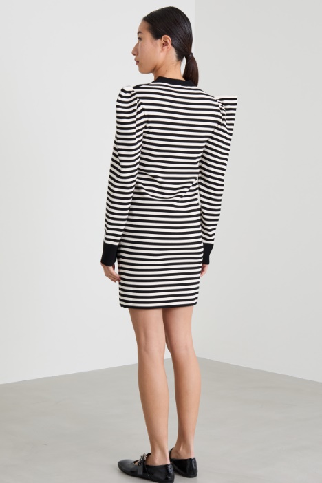 Abito con maniche a sbuffo