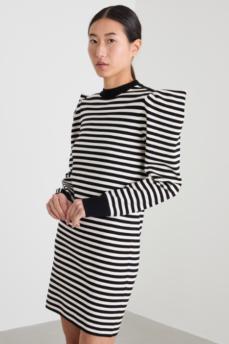 Abito con maniche a sbuffo