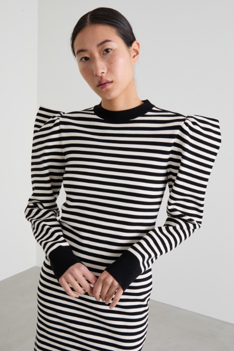 Abito con maniche a sbuffo