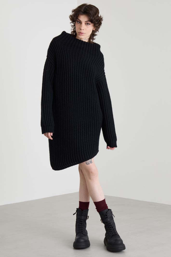 Asymmetrical dress with wide neck Intrend - 2