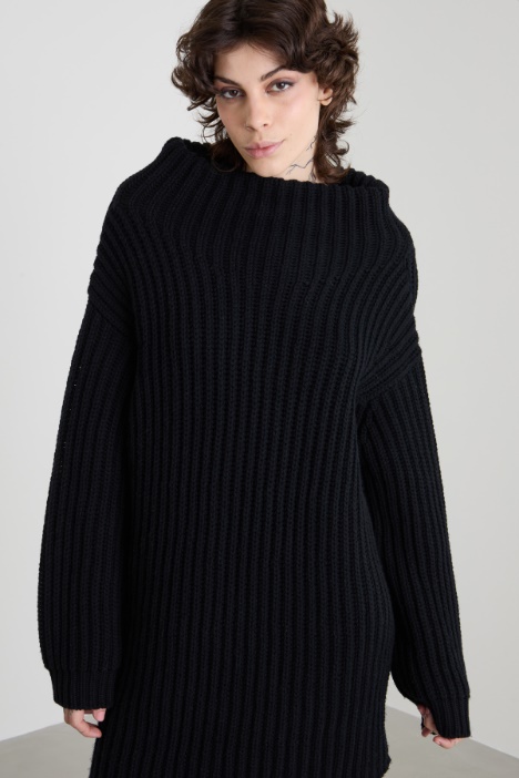 Abito asimmetrico con collo ampio