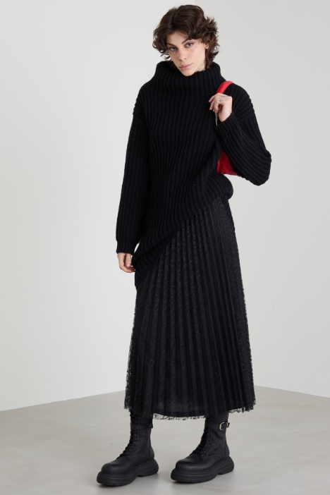 Asymmetrical dress with wide neck Intrend