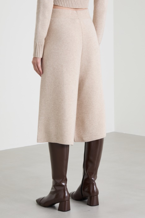 Pantaloni cropped in maglia