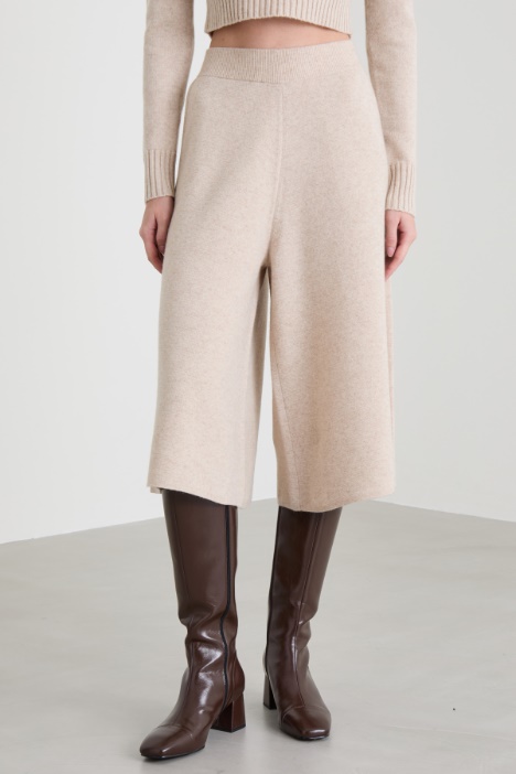 Pantaloni cropped in maglia