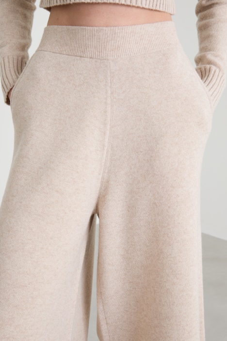 Pantaloni cropped in maglia