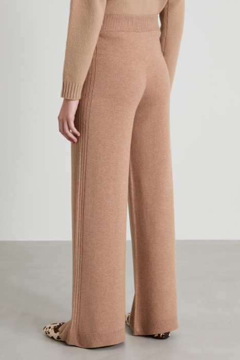 Pantaloni ampi in maglia