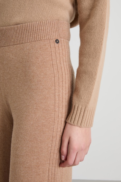 Pantaloni ampi in maglia