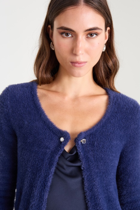 Cardigan con spilla gioiello