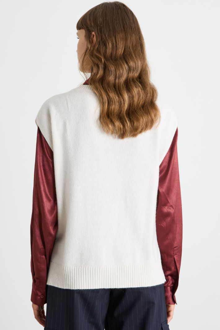 Gilet with wide V-neck Intrend - 4