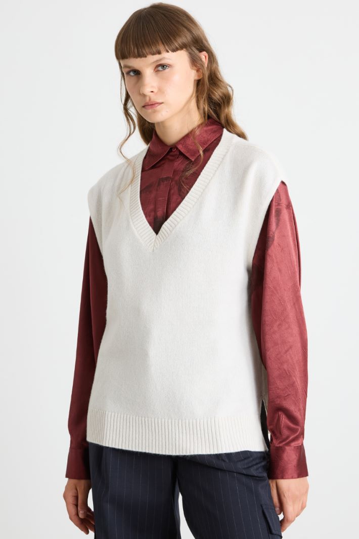 Gilet with wide V-neck Intrend - 2