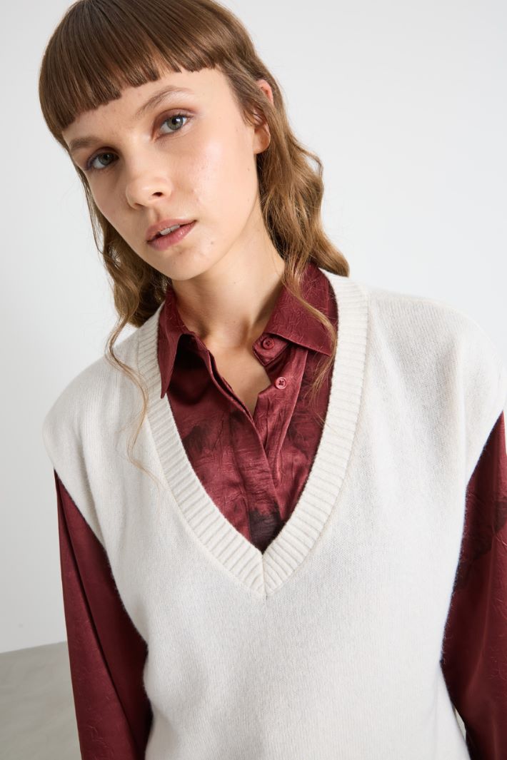 Gilet with wide V-neck Intrend - 3