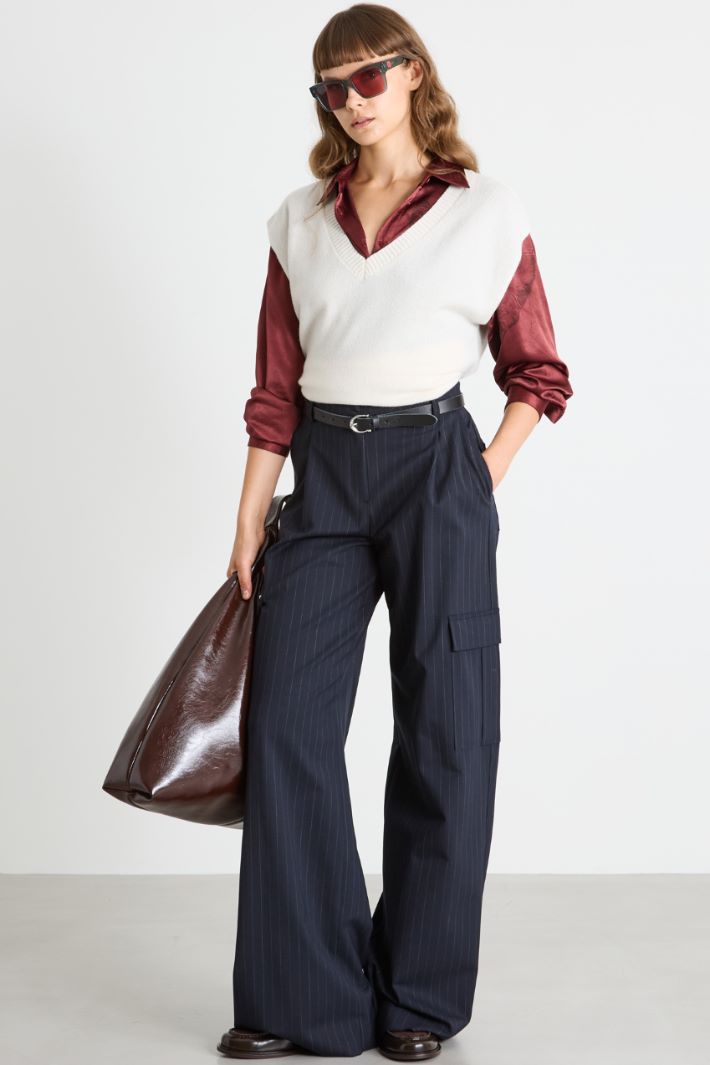 Gilet with wide V-neck Intrend