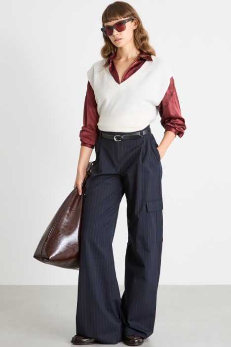 Gilet with wide V-neck Intrend