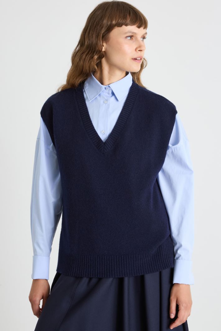 Gilet with wide V-neck Intrend - 2