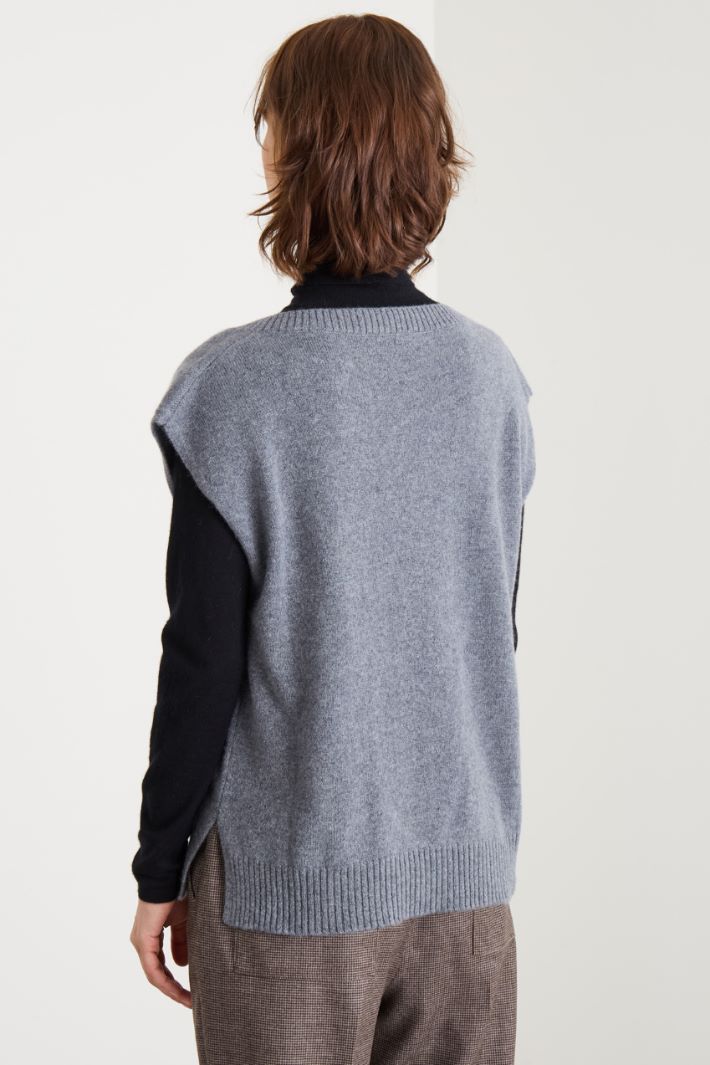 Gilet with wide V-neck Intrend - 4