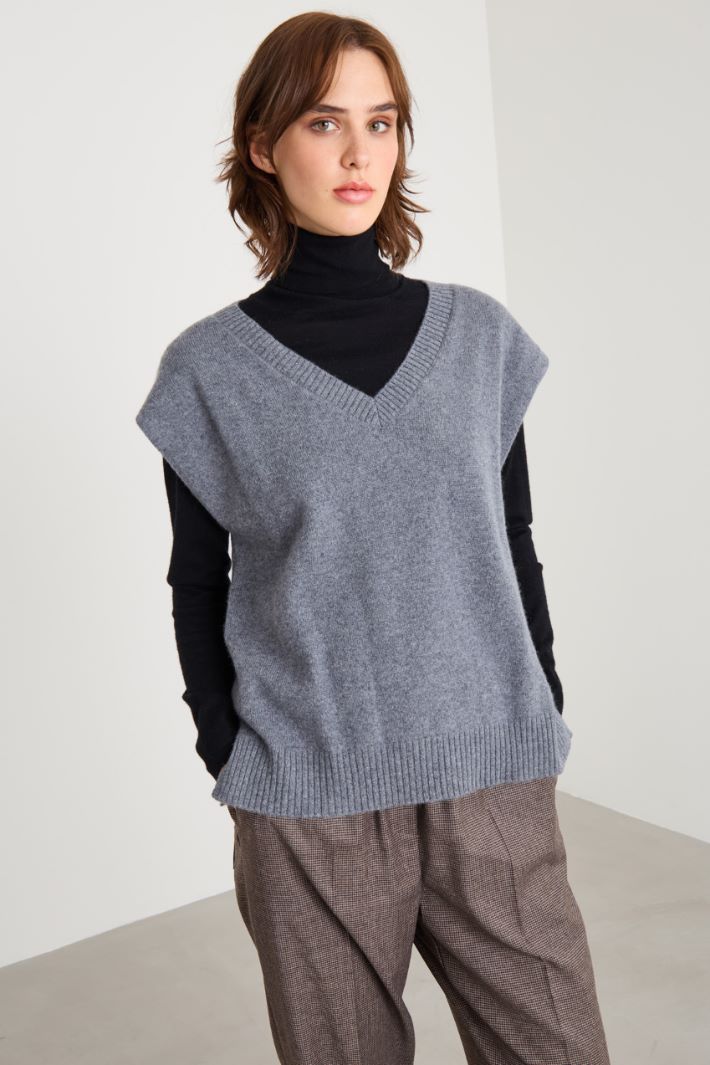 Gilet with wide V-neck Intrend - 2
