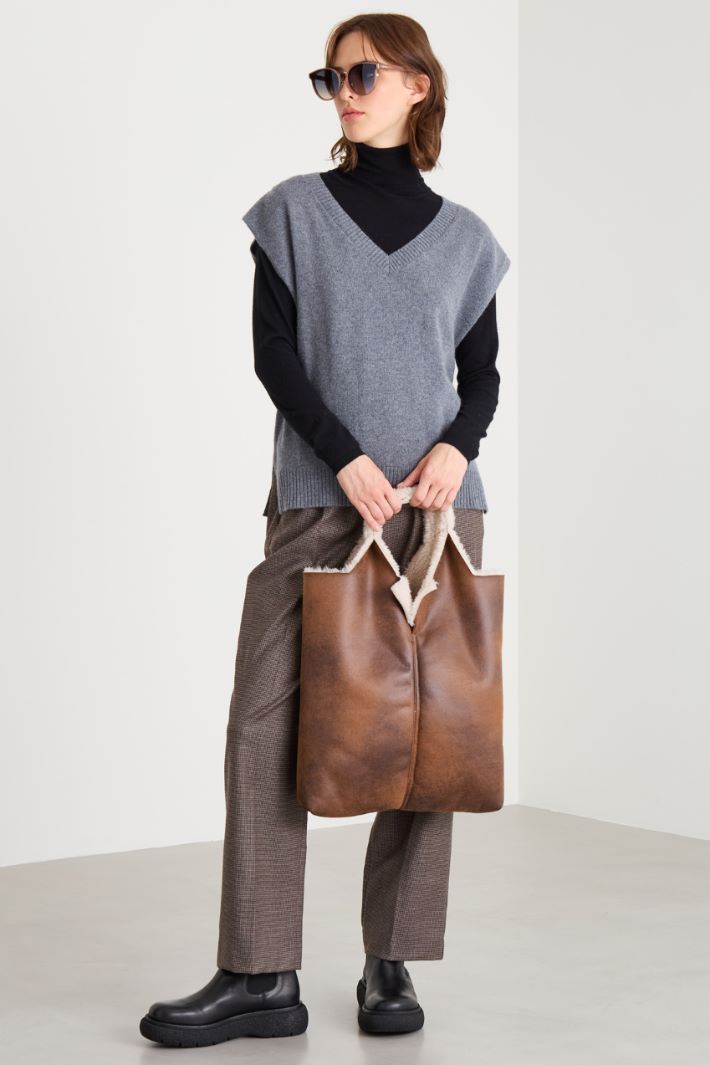 Gilet with wide V-neck Intrend