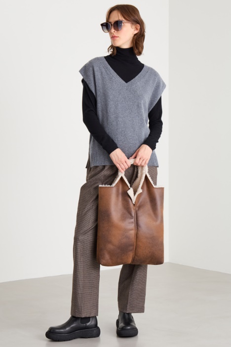 Gilet with wide V-neck Intrend