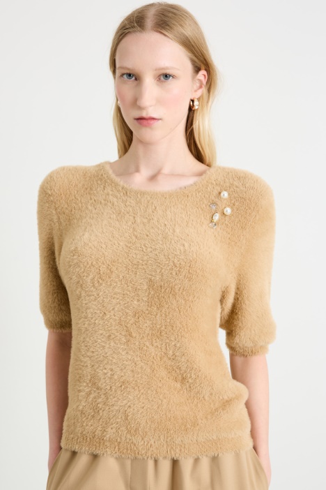 Brooch-detail slim-fit sweater Intrend