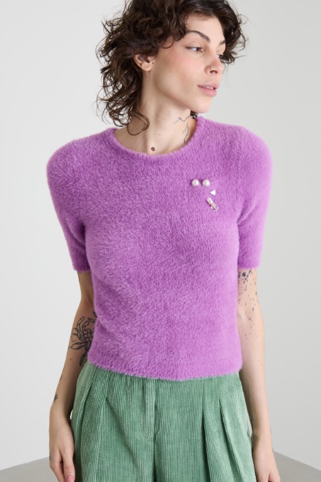 Maglia fluffy con spille