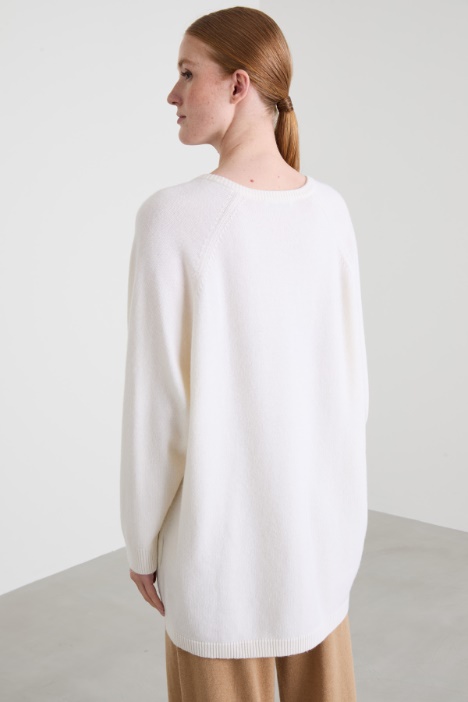 Maglia con scollo profondo a V