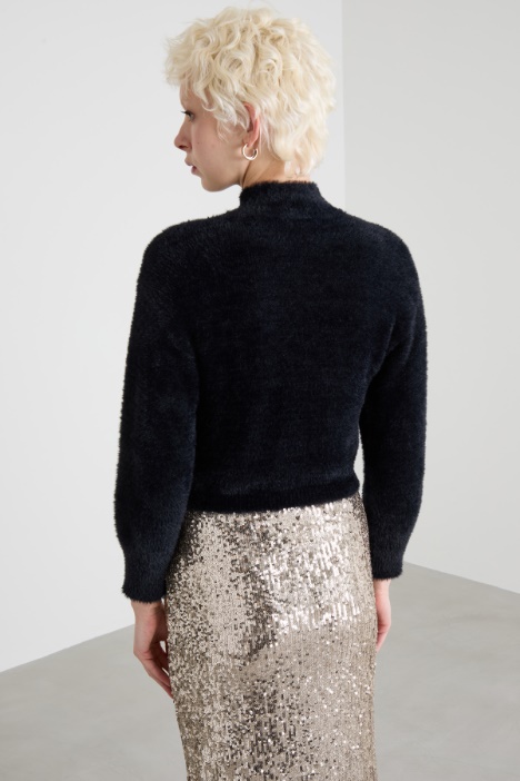 Maglia fluffy con spilla