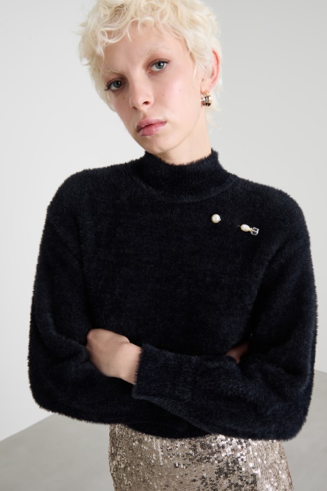 Maglia fluffy con spilla