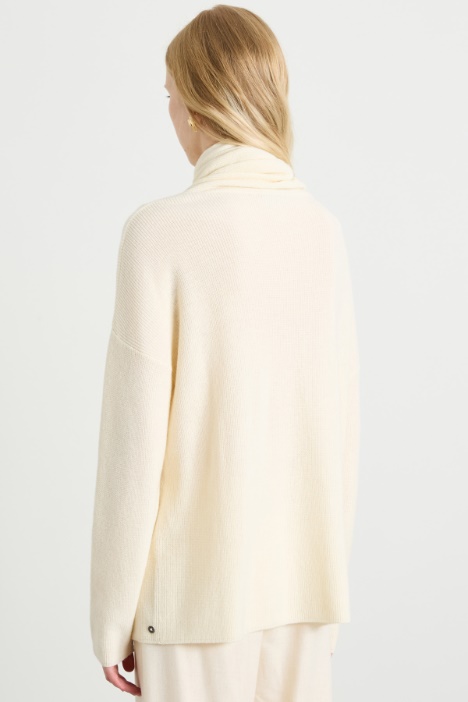 Suéter con cuello de bufanda