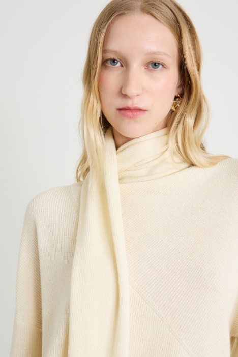 Suéter con cuello de bufanda