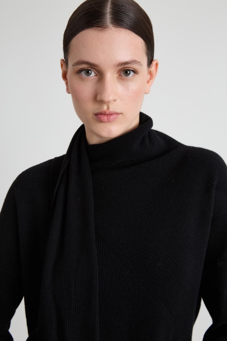 Maglia con collo a sciarpa