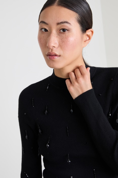 Maglia con ricami bijou
