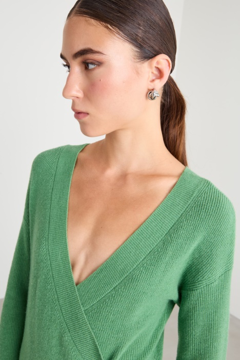 Maglia con incrocio e bottoni