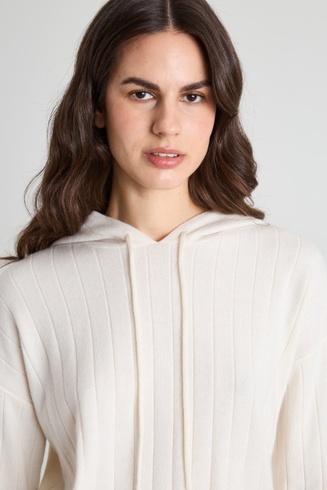 Maglia a coste con cappuccio