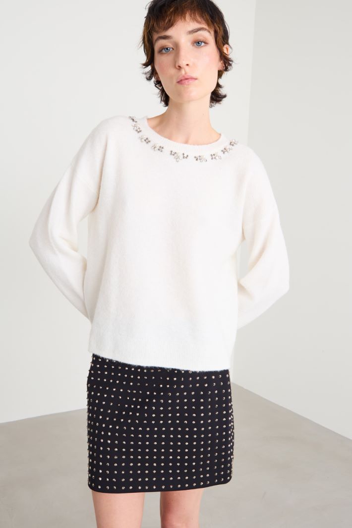 Sweater with crystals and pearls Intrend