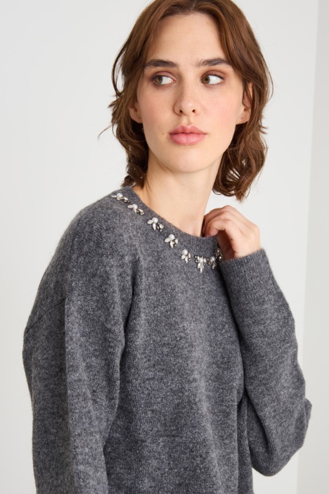Maglia con cristalli e perle
